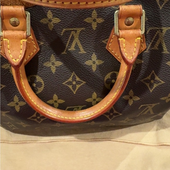 Authentic speedy 25 monogram comes with dust bag - Picture 8 of 11